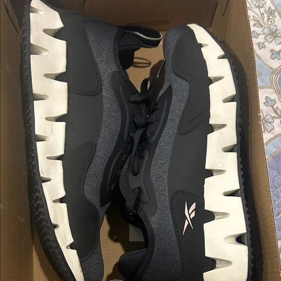 Reebok Womens Black and off White Athletic Shoes - Picture 10 of 11